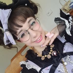 Meet your Posher, Elisia